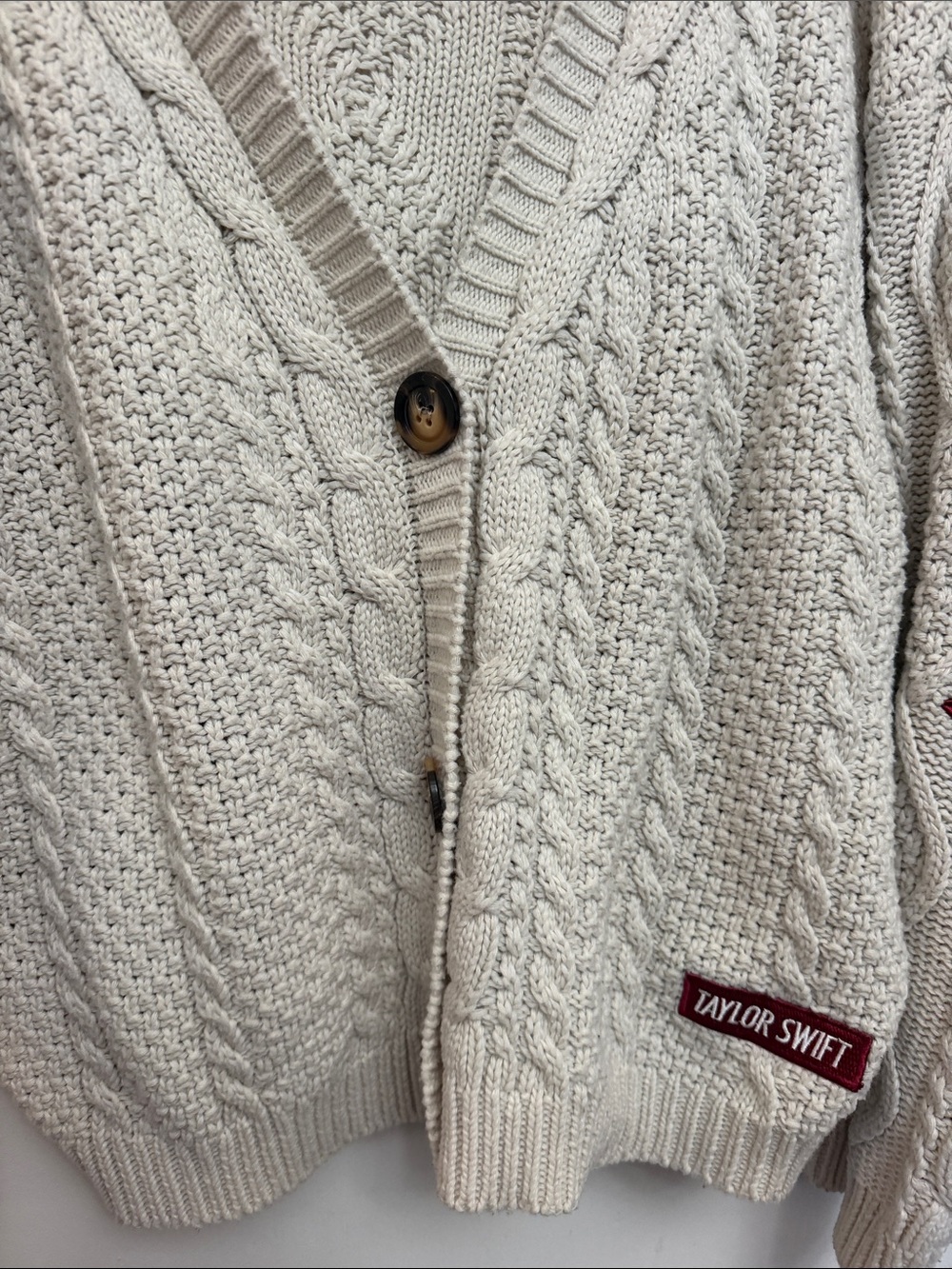 Taylor Swift Cream Cable Knit Cardigan with Red Star Patches - Picture 3 of 11